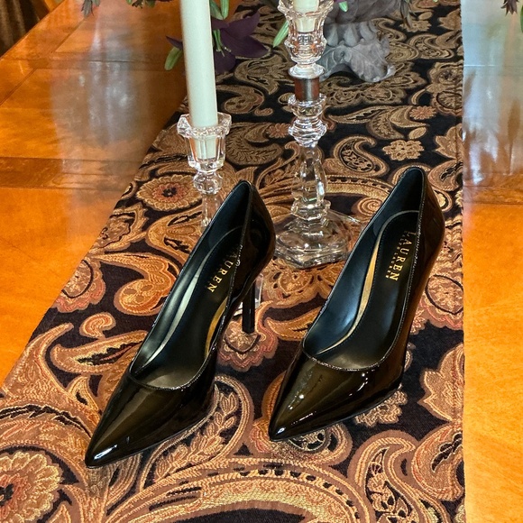 LAUREN RALPH LAUREN Black Patent Leather with Gold Rimmed Heels Size 7B - Picture 3 of 8